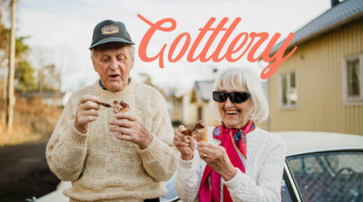 En äldre mna och en äldre kvinna äter glass ute