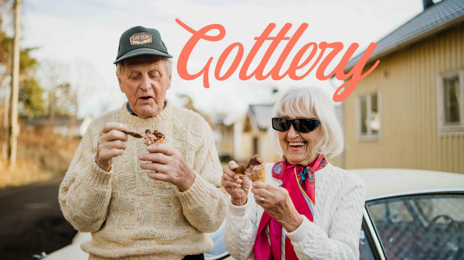 En äldre mna och en äldre kvinna äter glass ute