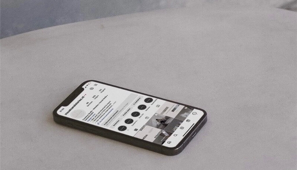 en svartvit bild på en mobil som har instagram uppe