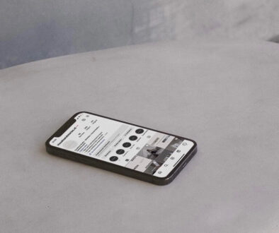 en svartvit bild på en mobil som har instagram uppe