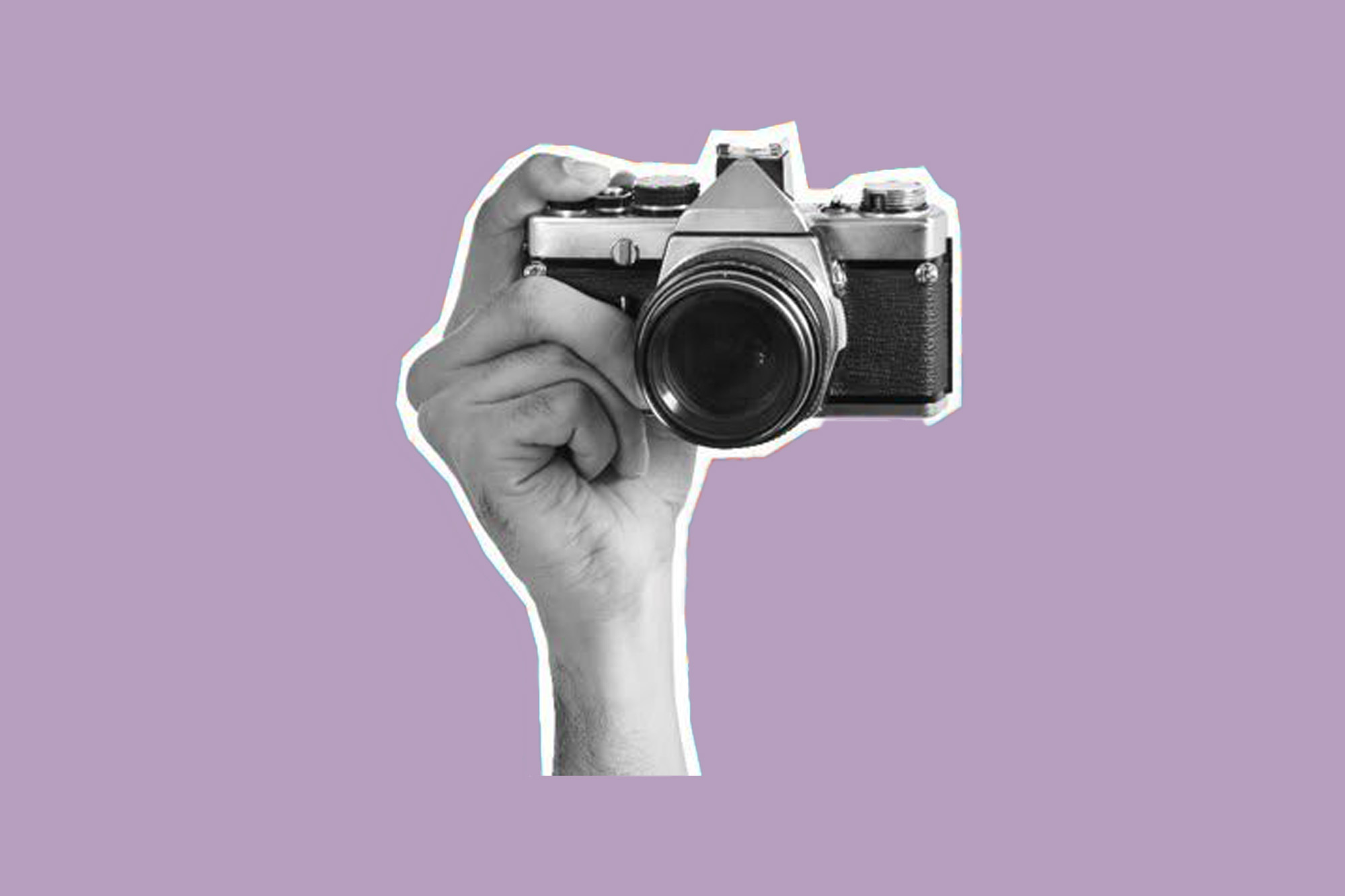 En svartvit hand som håller i en svartvit kamera med retrokänsla framför en lila bakgrund
